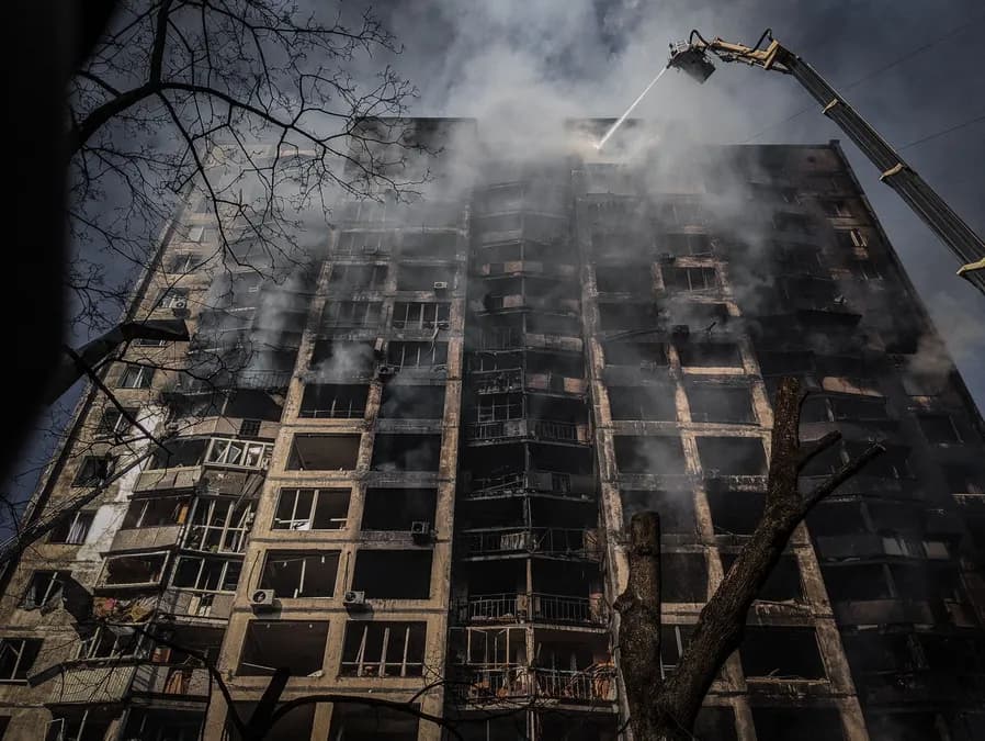Incendie dans le centre de Kiev après une explosion