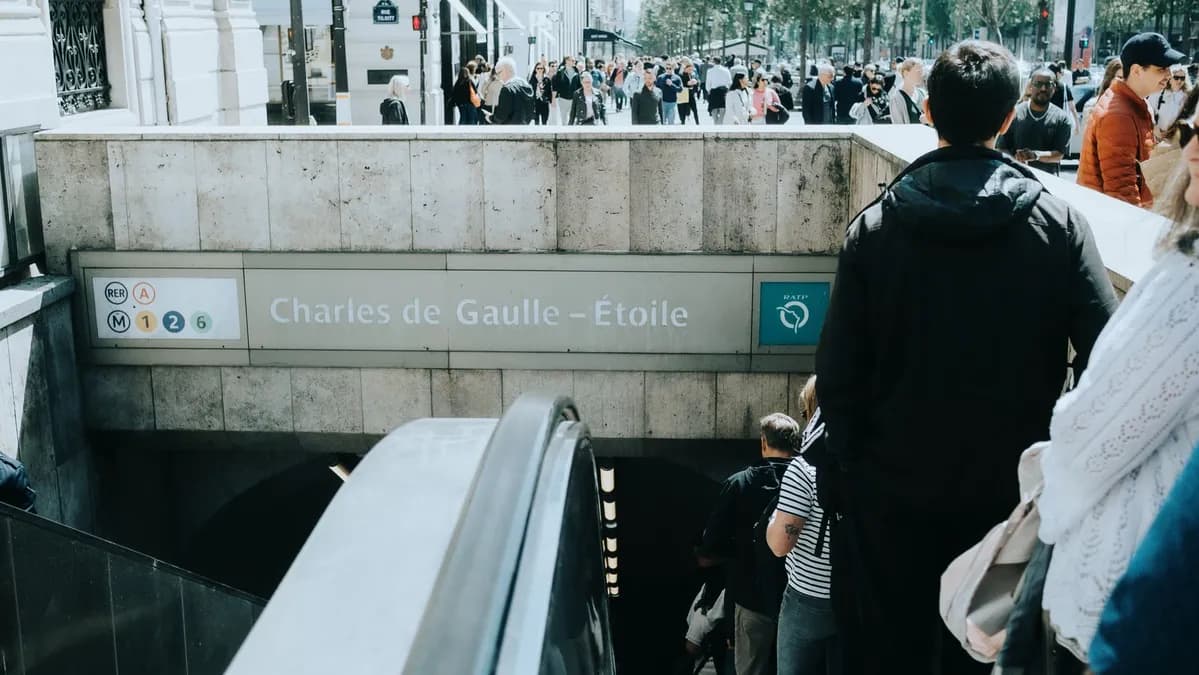 Analyse : l'impact du déploiement du Charles-de-Gaulle et la hausse du trafic dans le détroit d’Ormuz sur le conflit au Moyen-Orient