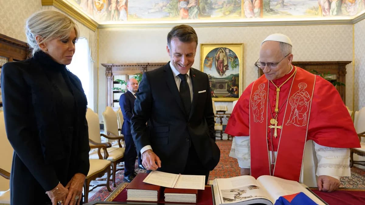 Emmanuel Macron offre un maillot de basket dédicacé et des livres au pape Léon XIV
