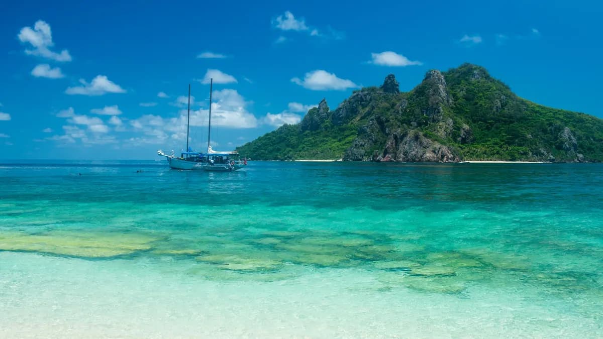Risque de marée noire aux Fidji : l'île du film "Seul au monde" menacée après l'échouement d'un bateau de croisière