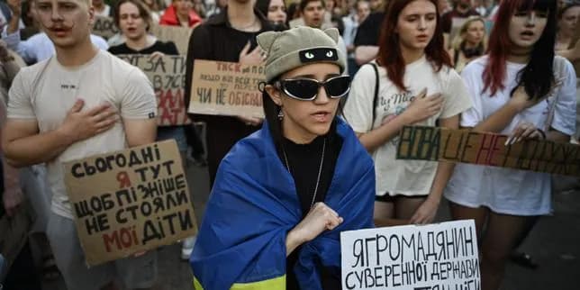 Ukraine : La société civile se mobilise contre le limogeage du ministre de la défense