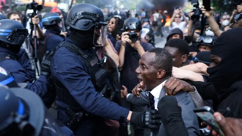 Bally Bagayoko calme les tensions entre lycéens et police à Paris, vidéos virales