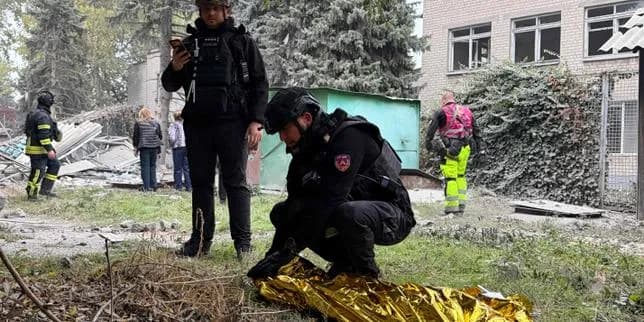 Bombardement russe à Zaporijia : 11 morts dont trois enfants, quelles conséquences humanitaires