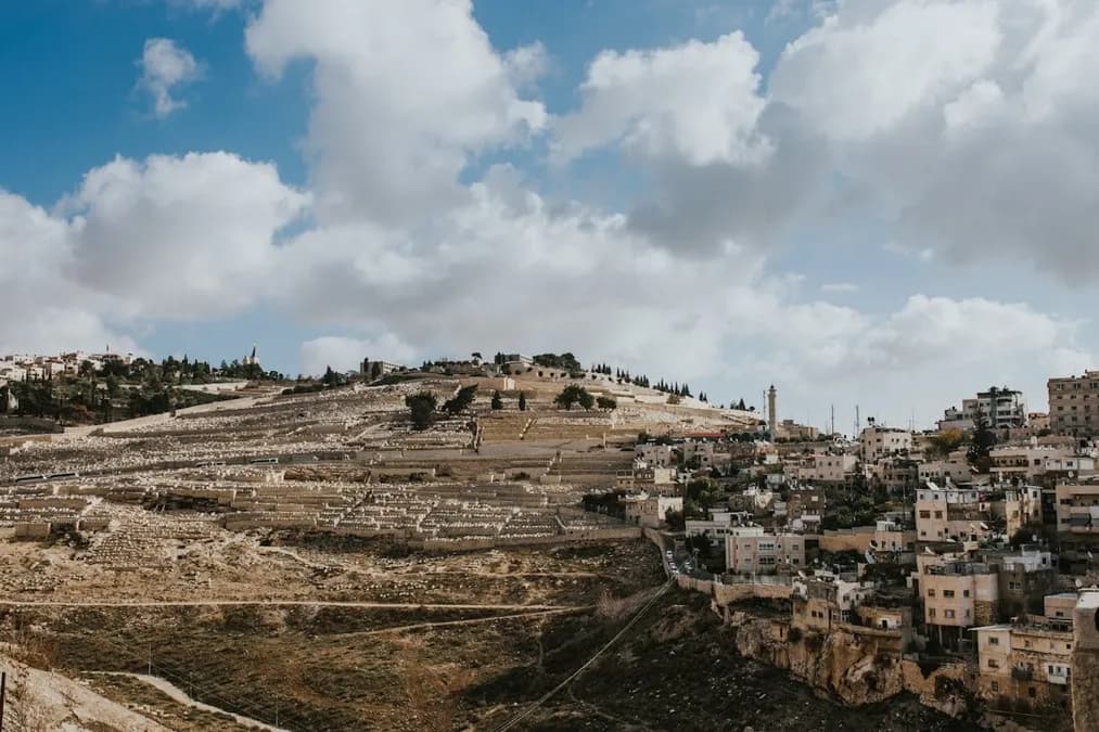 Tensions en Cisjordanie : élections municipales palestiniennes sous l’ombre de l’expansion israélienne