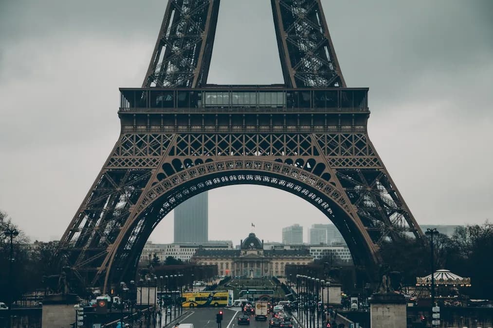 Kylian Mbappé célèbre sa sélection en équipe de France avec une photo d’enfance en maillot des Bleus