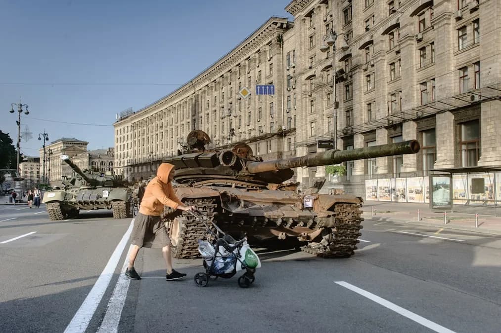 Guerre en Ukraine : Zelensky annonce des frappes contre quinze raffineries russes depuis le début de l'année