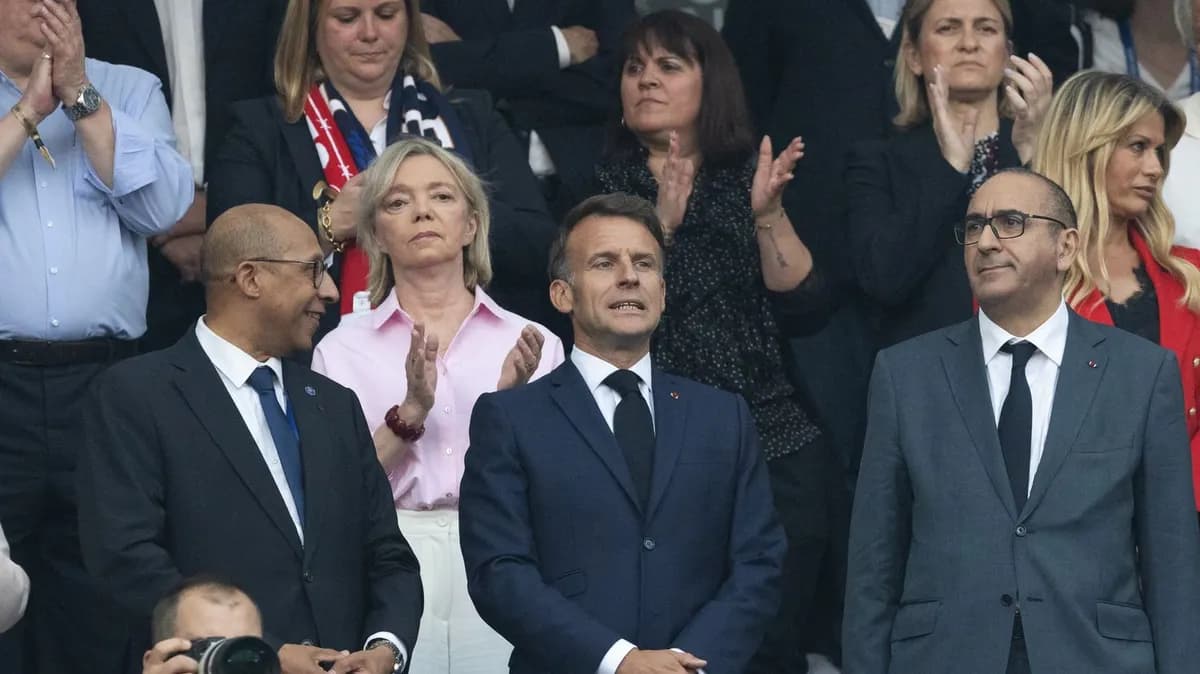 Emmanuel Macron visite les Bleus à Clairefontaine avant la Coupe du Monde 2026