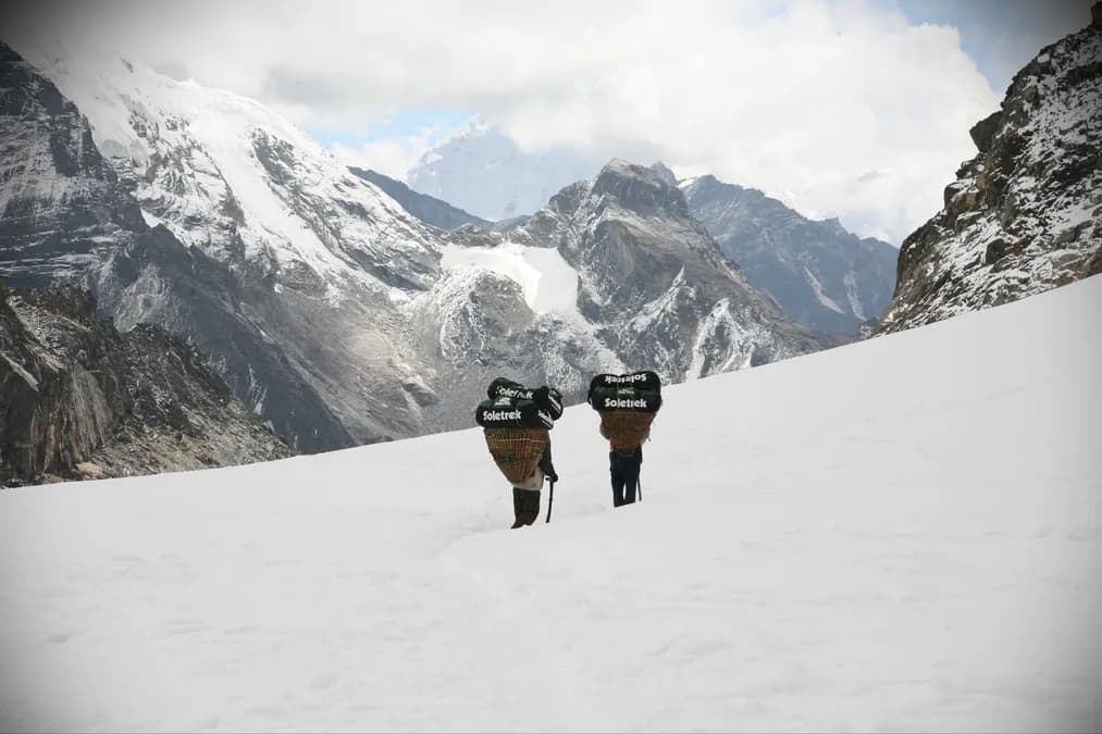 Népal : guide porté disparu sur l'Everest retrouvé vivant après six jours
