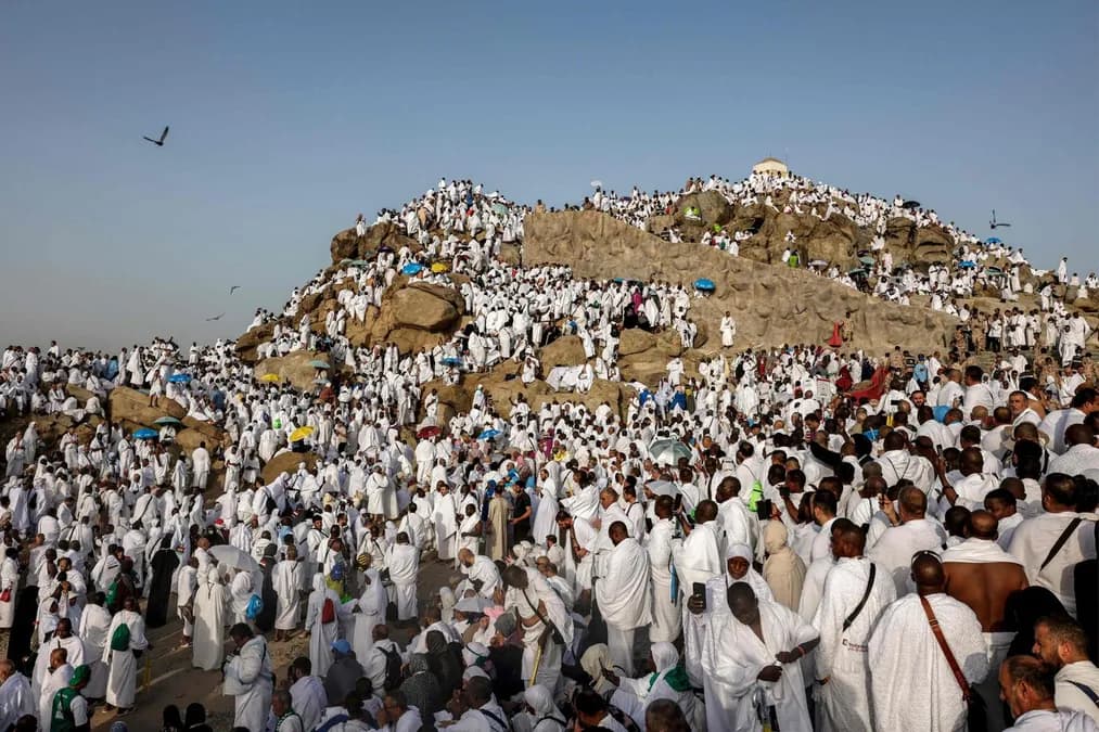 Plus d'un million et demi de musulmans pèlerinent sur le mont Arafat dans des conditions extrêmes