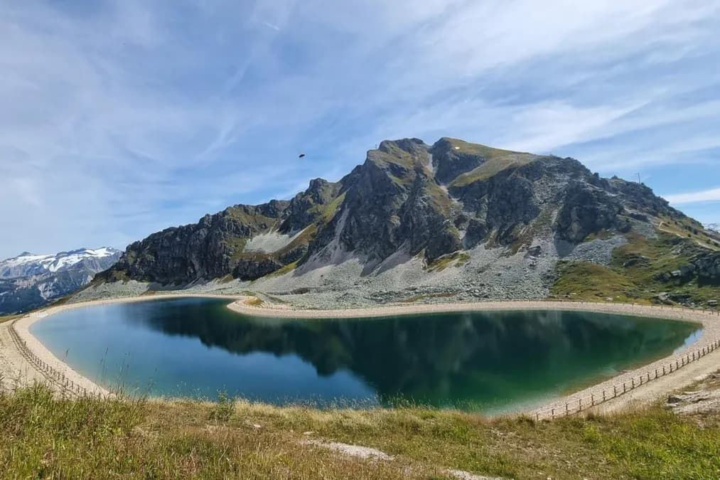 Courchevel : affaissement rapide d’une retenue d’eau menace un hameau et pousse à l’urgence préfectorale