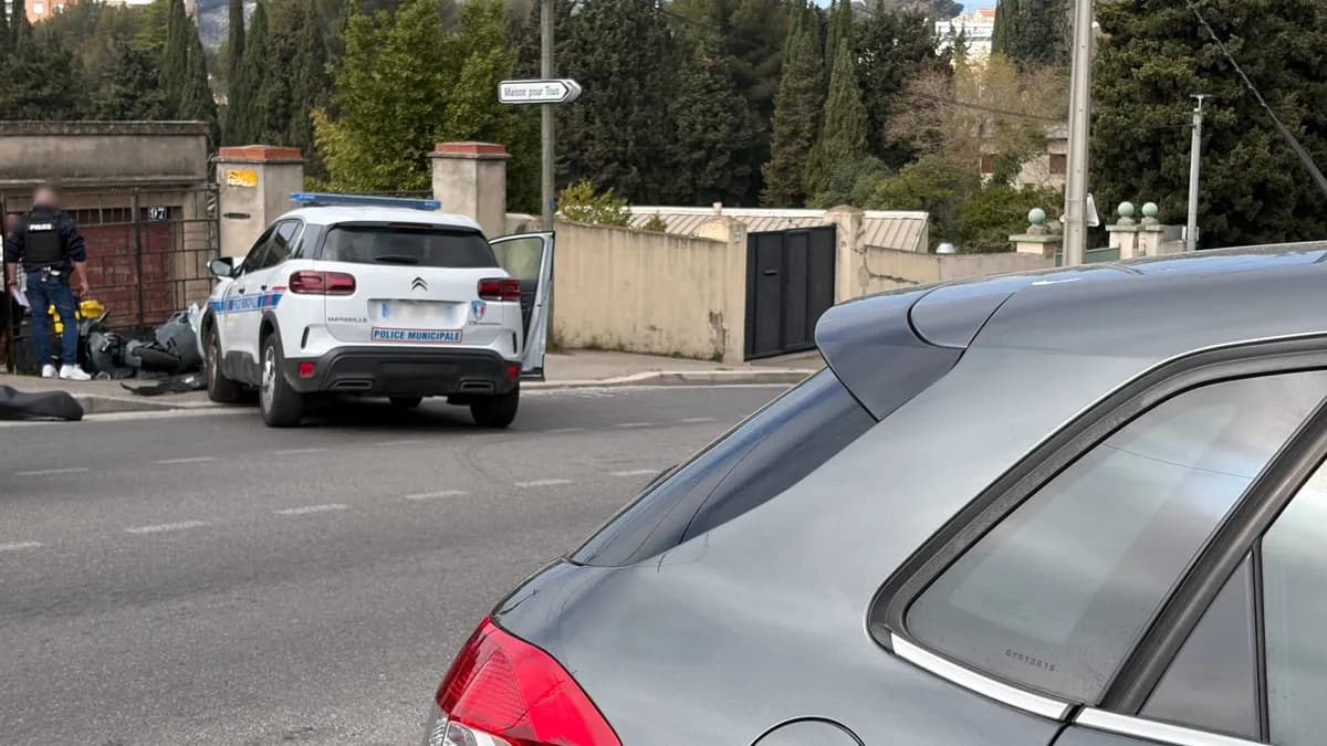Marseille : Un motard grièvement blessé après une collision avec une voiture de la police municipale